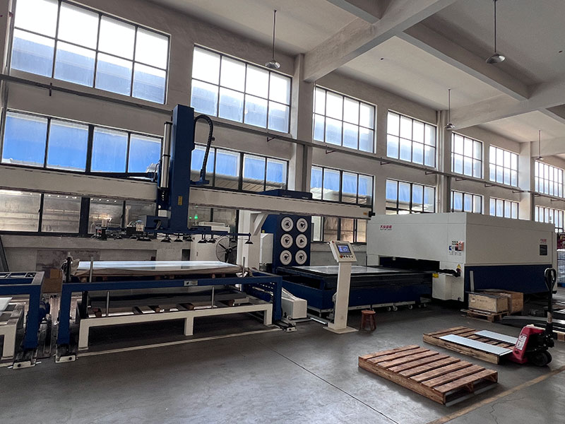 Automatic feeding machine for laser cutting